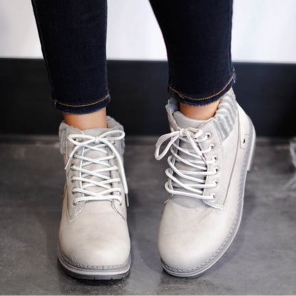 EUC CHINESE LAUNDRY - Picture 3 of 9